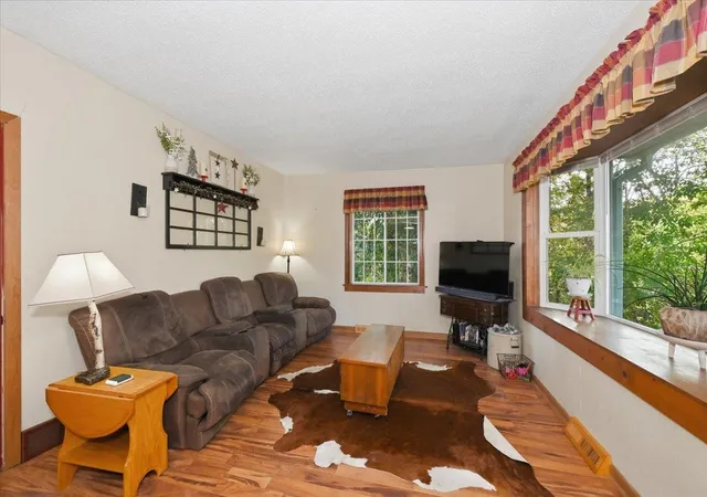 Photo 4 of Single family home for sale at 105 Glencrest Ct, Duluth, MN 55808 | MLS# 7161935 | Listing updated on 2026-10-20