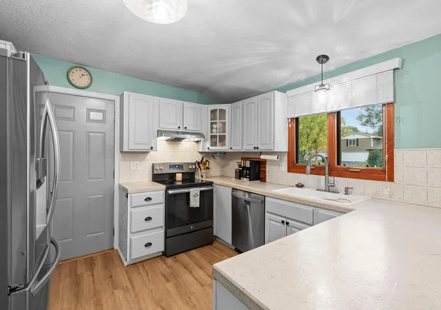 Photo 4 of Single family home for sale at 10621 Russell Ave S, Minneapolis, MN 55431 | MLS# 7162057 | Listing updated on 2026-10-30