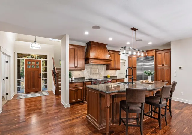 Photo 4 of Single family home for sale at 18600 Ridgewood Rd, Wayzata, MN 55391 | MLS# 7162095 | Listing updated on 2026-10-23