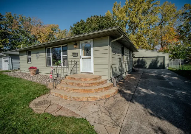 Photo 2 of Single family home for sale at 412 Oregon St, Albert Lea, MN 56007 | MLS# 7162108 | Listing updated on 2026-10-20