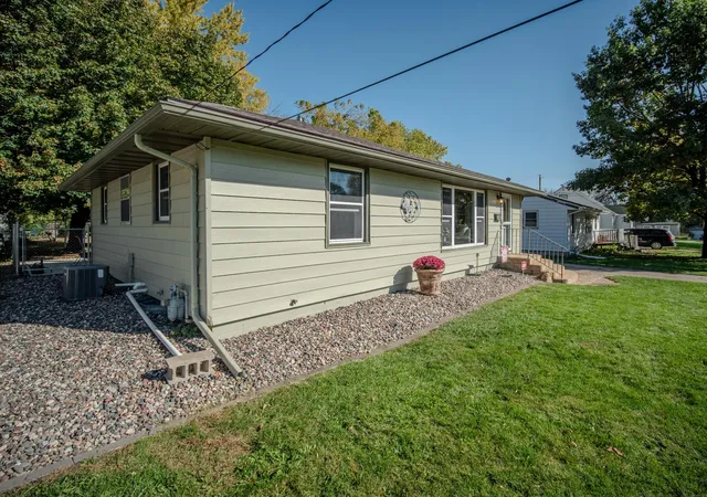 Photo 3 of Single family home for sale at 412 Oregon St, Albert Lea, MN 56007 | MLS# 7162108 | Listing updated on 2026-10-20