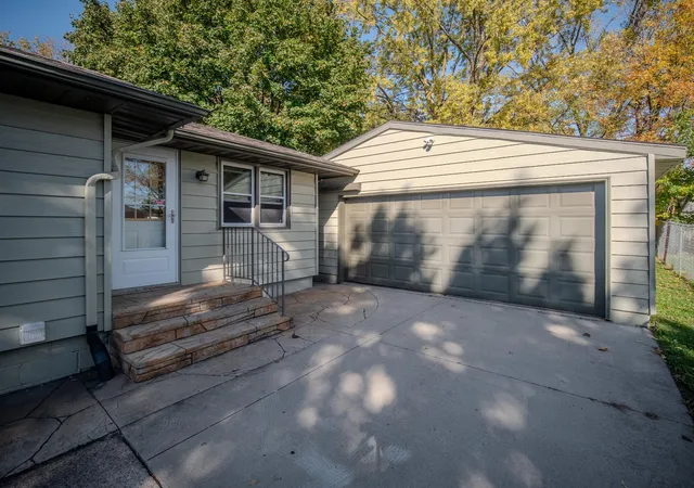 Photo 4 of Single family home for sale at 412 Oregon St, Albert Lea, MN 56007 | MLS# 7162108 | Listing updated on 2026-10-20