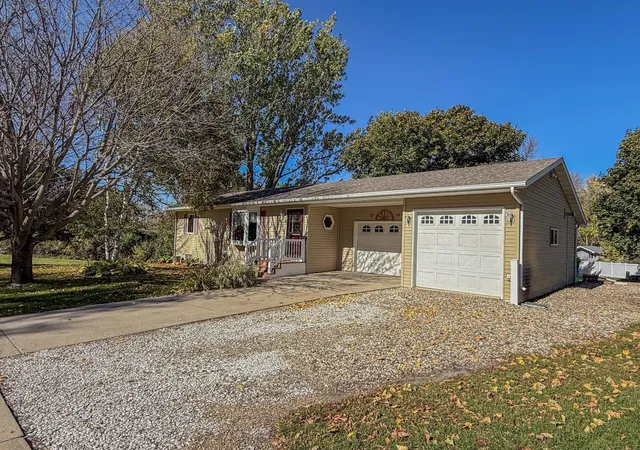 Photo 2 of Single family home for sale at 1001 19th Avenue Se, Willmar, MN 56201 | MLS# 7162156 | Listing updated on 2026-10-22