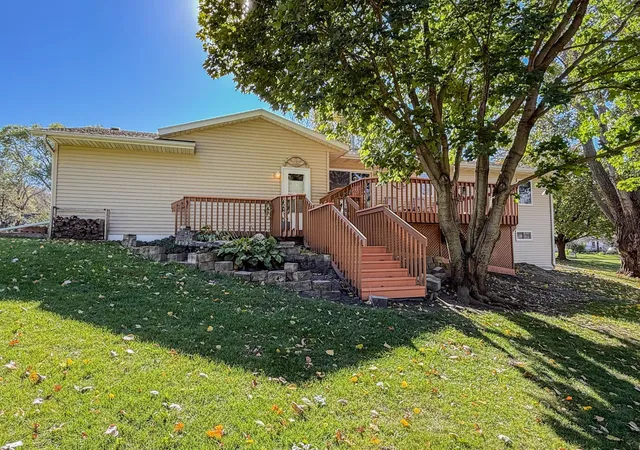 Photo 3 of Single family home for sale at 1001 19th Avenue Se, Willmar, MN 56201 | MLS# 7162156 | Listing updated on 2026-10-22