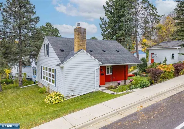 Photo 1 of Single family home for sale at 1002 Jones St, Eveleth, MN 55734 | MLS# 7162208 | Listing updated on 2026-10-20