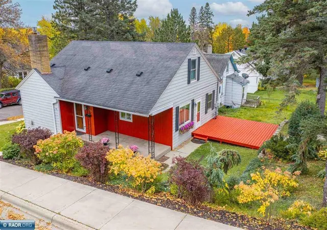 Photo 2 of Single family home for sale at 1002 Jones St, Eveleth, MN 55734 | MLS# 7162208 | Listing updated on 2026-10-20