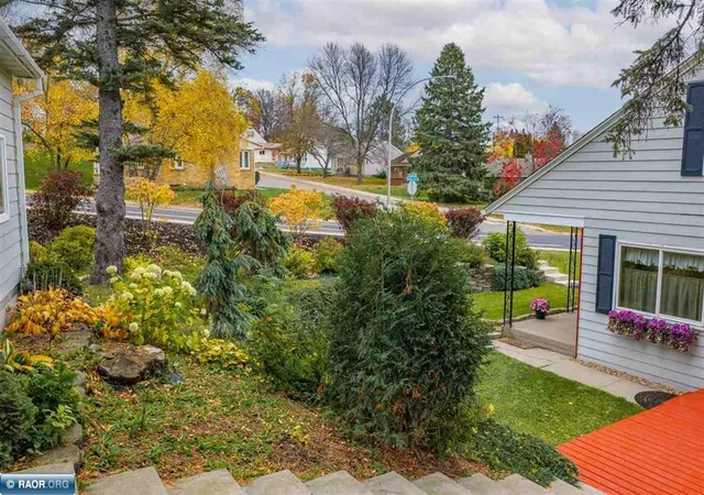 Photo 3 of Single family home for sale at 1002 Jones St, Eveleth, MN 55734 | MLS# 7162208 | Listing updated on 2026-10-20
