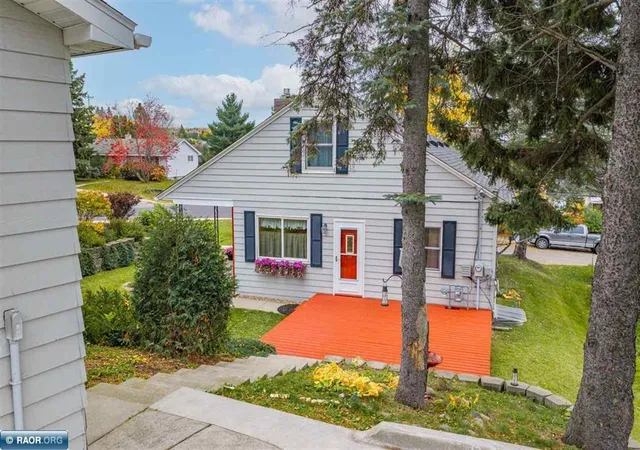 Photo 4 of Single family home for sale at 1002 Jones St, Eveleth, MN 55734 | MLS# 7162208 | Listing updated on 2026-10-20