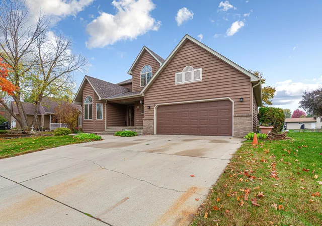 Photo 3 of Single family home for sale at 1520 Trailwood Ln SW, Faribault, MN 55021 | MLS# 7162251 | Listing updated on 2026-10-29
