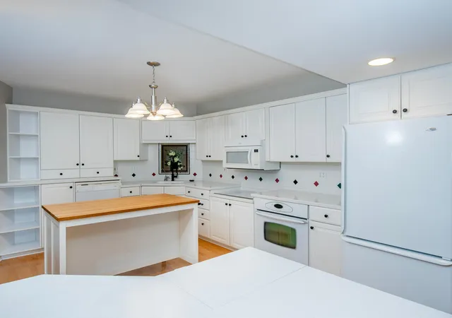 Photo 4 of Condo for sale at 1021 Sibley Memorial Hwy #204, Mendota Heights, MN 55118 | MLS# 7162321 | Listing updated on 2026-10-21