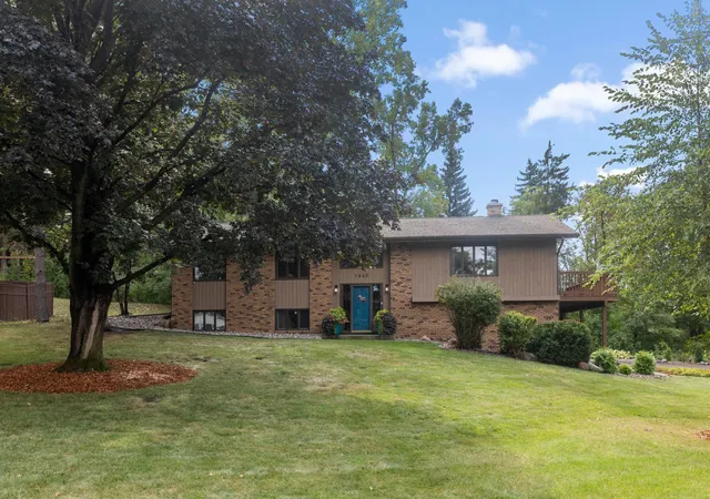 Photo 1 of Single family home for sale at 1440 Indian Oaks Trl, Arden Hills, MN 55112 | MLS# 7162344 | Listing updated on 2026-10-25