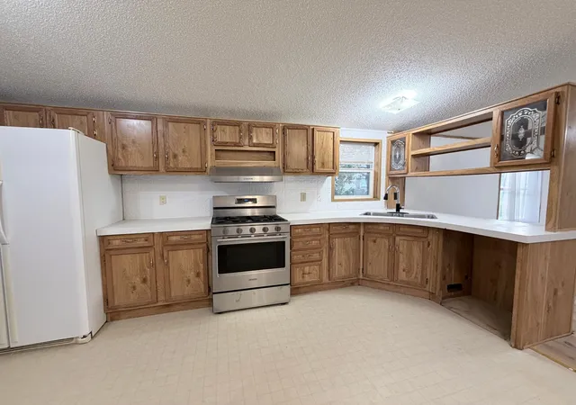 Photo 4 of Single family home for sale at 305 Mozart Ave E, Mankato, MN 56001 | MLS# 7162564 | Listing updated on 2026-10-21