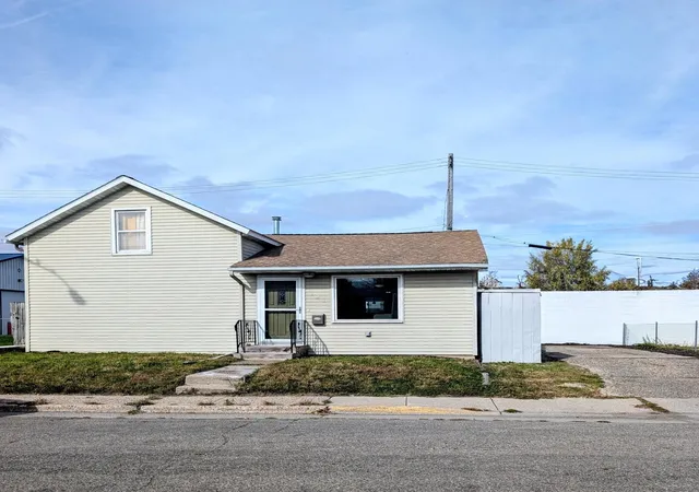 Photo 2 of Single family home for sale at 124 W Fremont St, Owatonna, MN 55060 | MLS# 7162565 | Listing updated on 2026-10-22