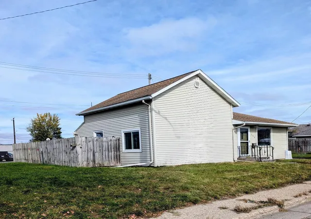 Photo 3 of Single family home for sale at 124 W Fremont St, Owatonna, MN 55060 | MLS# 7162565 | Listing updated on 2026-10-22