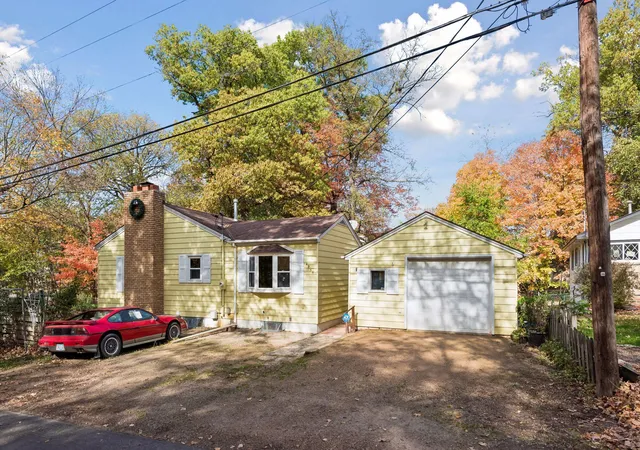 Photo 2 of Single family home for sale at 4955 Saint Albans Bay Rd, Excelsior, MN 55331 | MLS# 7162581 | Listing updated on 2026-10-22