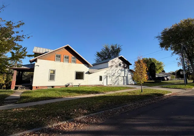 Photo 4 of Single family home for sale at 715 S Sheridan St, Fergus Falls, MN 56537 | MLS# 7162628 | Listing updated on 2026-10-21