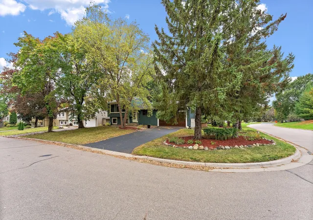 Photo 4 of Single family home for sale at 11005 Hyland Ter, Eden Prairie, MN 55344 | MLS# 7162659 | Listing updated on 2026-10-22