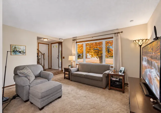 Photo 3 of Single family home for sale at 9558 Kingsview Ln N, Maple Grove, MN 55369 | MLS# 7162738 | Listing updated on 2026-10-21