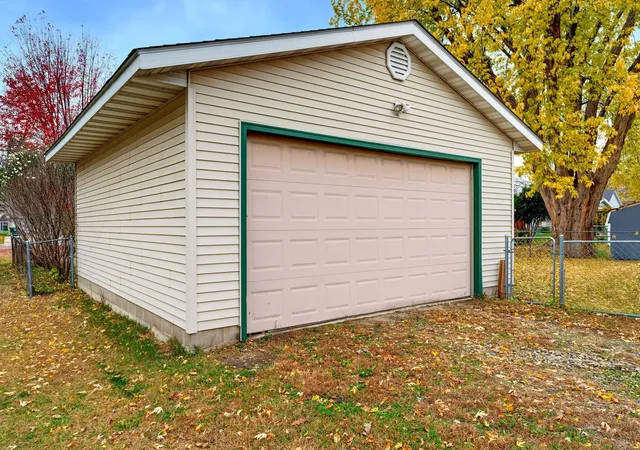 Photo 2 of Single family home for sale at 615 Elm St NE, Hutchinson, MN 55350 | MLS# 7162747 | Listing updated on 2026-10-29