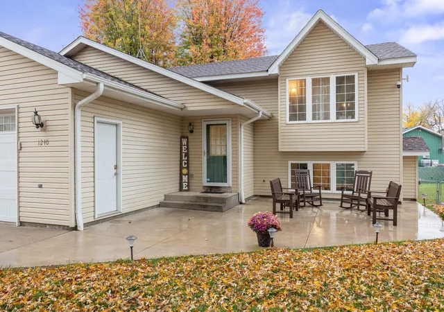 Photo 2 of Single family home for sale at 1240 8th Street, Howard Lake, MN 55349 | MLS# 7162813 | Listing updated on 2026-10-29