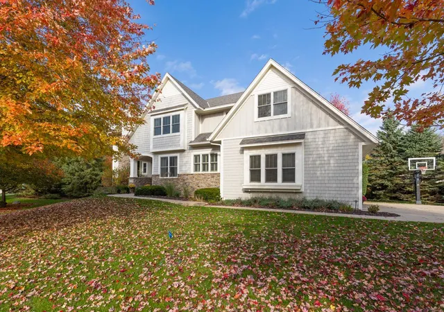Photo 2 of Single family home for sale at 20750 Parkview Ln, Excelsior, MN 55331 | MLS# 7162838 | Listing updated on 2026-10-31
