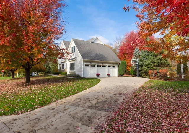 Photo 3 of Single family home for sale at 20750 Parkview Ln, Excelsior, MN 55331 | MLS# 7162838 | Listing updated on 2026-10-31