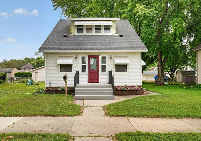 Photo 3 of Single family home for sale at 1423 N 2nd Street, Mankato, MN 56001 | MLS# 7162865 | Listing updated on 2026-10-21