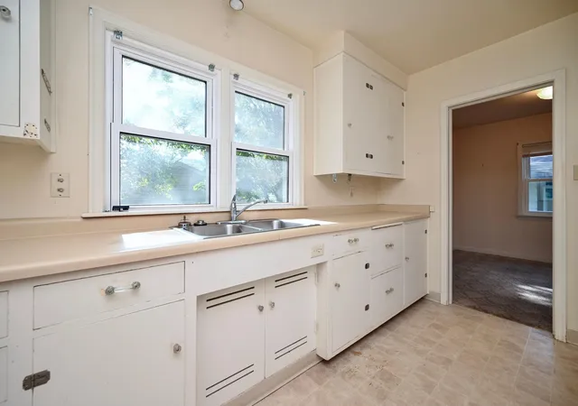 Photo 2 of Single family home for sale at 807 W Mark St, Winona, MN 55987 | MLS# 7162936 | Listing updated on 2026-10-22