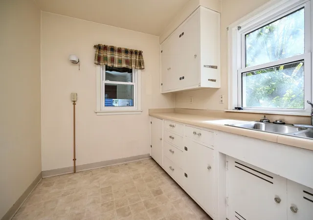 Photo 3 of Single family home for sale at 807 W Mark St, Winona, MN 55987 | MLS# 7162936 | Listing updated on 2026-10-22