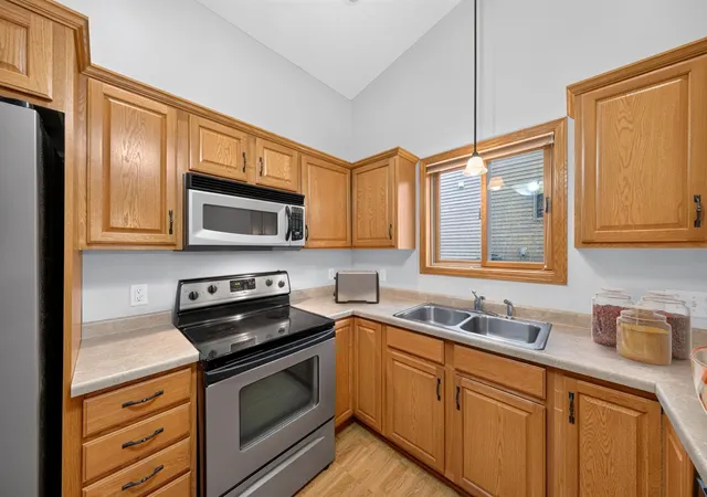 Photo 3 of Single family home for sale at 868 Southern Ridge Dr SW, Rochester, MN 55902 | MLS# 7163029 | Listing updated on 2026-10-23