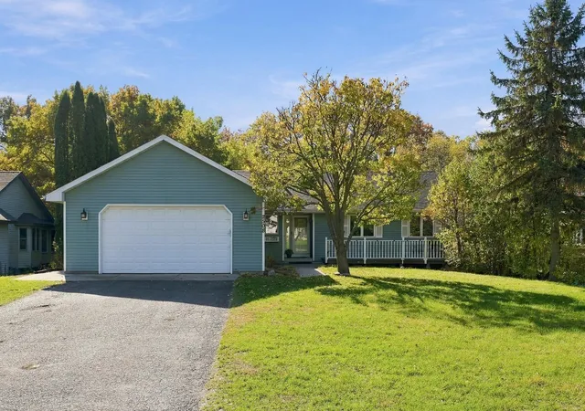 Photo 2 of Single family home for sale at 2508 Knoll Cir, Saint Paul, MN 55109 | MLS# 7163179 | Listing updated on 2026-10-23