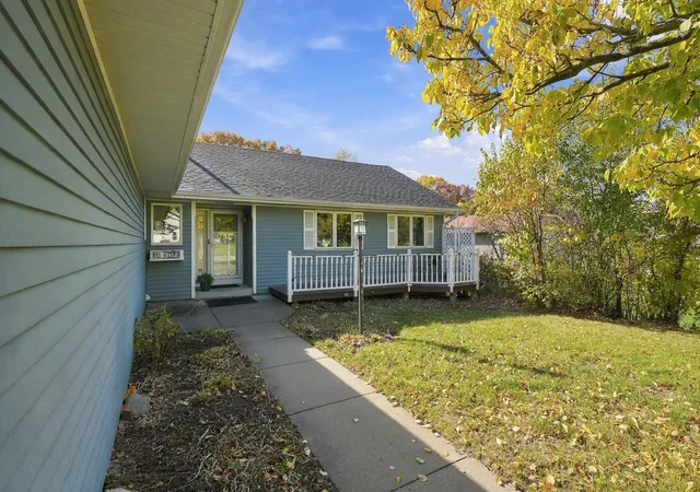 Photo 3 of Single family home for sale at 2508 Knoll Cir, Saint Paul, MN 55109 | MLS# 7163179 | Listing updated on 2026-10-29