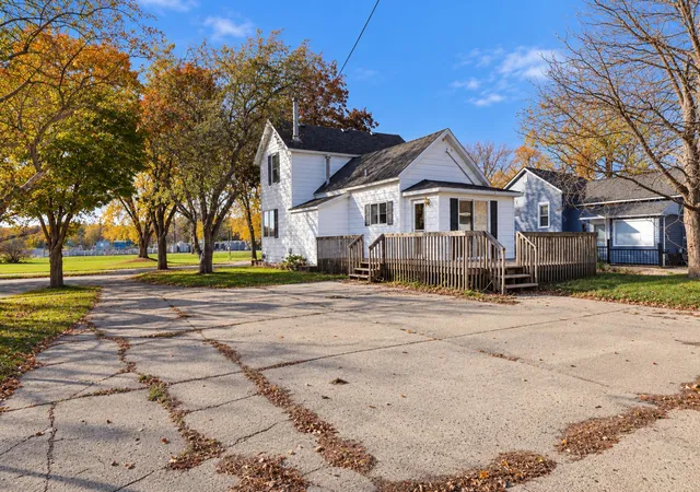 Photo 2 of Single family home for sale at 423 Walnut Ave S, Owatonna, MN 55060 | MLS# 7163206 | Listing updated on 2026-10-24