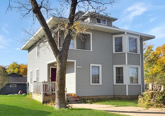 Photo 2 of Single family home for sale at 204 Fremont St S, Lake Benton, MN 56149 | MLS# 7163325 | Listing updated on 2026-10-23
