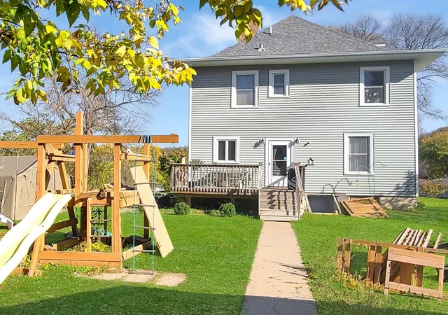 Photo 4 of Single family home for sale at 204 Fremont St S, Lake Benton, MN 56149 | MLS# 7163325 | Listing updated on 2026-10-23