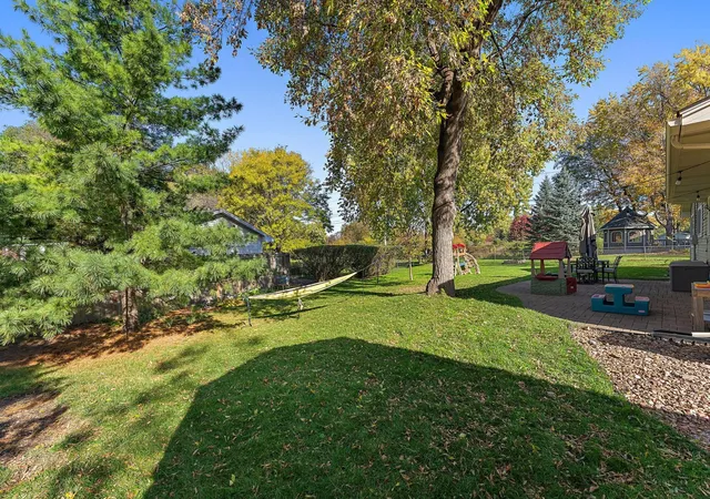 Photo 4 of Single family home for sale at 11209 Carver Ct, Burnsville, MN 55337 | MLS# 7163393 | Listing updated on 2026-10-29