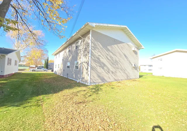 Photo 3 of House for sale at 711 Washington Ave, Larimore, ND 58251 | MLS# 7163491 | Listing updated on 2026-10-23