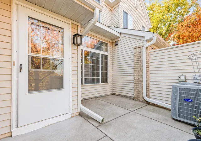 Photo 3 of Single family home for sale at 9199 Troon Ct, Saint Paul, MN 55125 | MLS# 7163537 | Listing updated on 2026-10-30