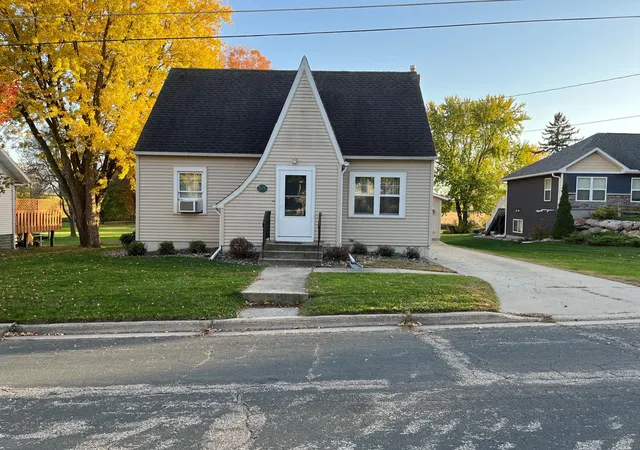 Photo 1 of Single family home for sale at 125 Lake St W, Norwood Young America, MN 55368 | MLS# 7163575 | Listing updated on 2026-10-22