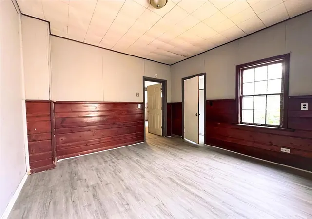 Photo 4 of Single family home for sale at 404 S Main St, Austin, MN 55912 | MLS# 7163616 | Listing updated on 2026-10-23