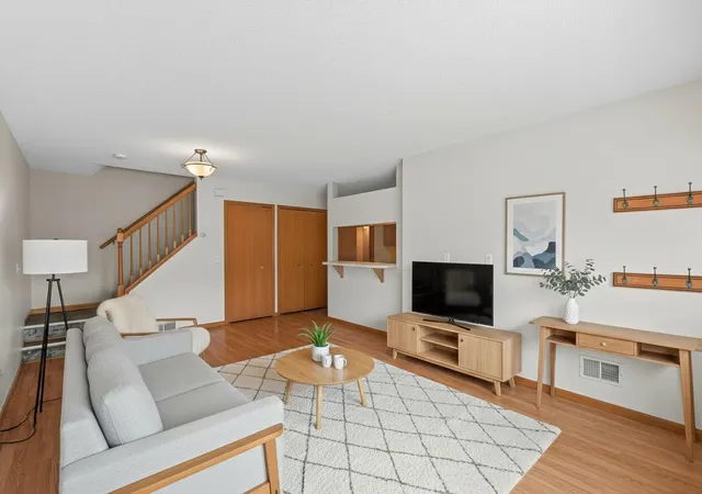 Photo 4 of Single family home for sale at 337 Leeward Trl, Saint Paul, MN 55129 | MLS# 7163662 | Listing updated on 2026-10-23