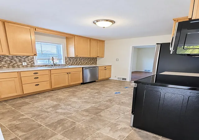 Photo 4 of Single family home for sale at 714 9th Street SW, Willmar, MN 56201 | MLS# 7163701 | Listing updated on 2026-10-23