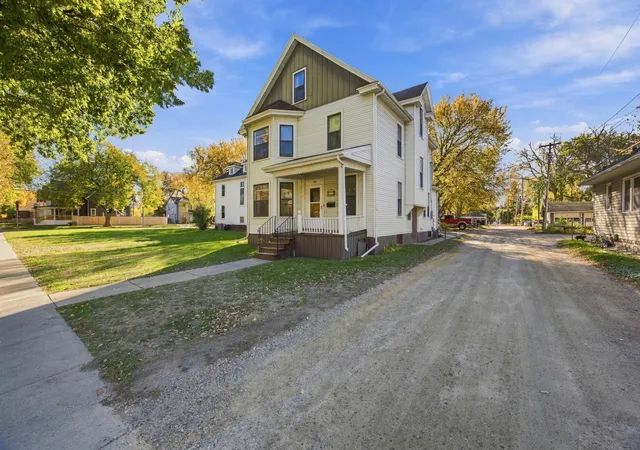 Photo 2 of Sale Pending at 910 5th Avenue S, Fargo, ND 58103 | MLS# 7163801 | Listing updated on 2026-10-27