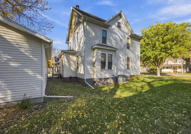 Photo 3 of Sale Pending at 910 5th Avenue S, Fargo, ND 58103 | MLS# 7163801 | Listing updated on 2026-10-27
