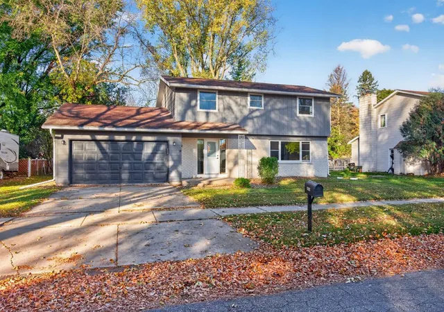 Photo 3 of Single family home for sale at 1819 Wilshire Dr Ne, Rochester, MN 55906 | MLS# 7163927 | Listing updated on 2026-10-23