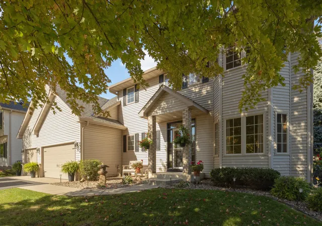 Photo 2 of Single family home for sale at 8924 Heatherton Ridge Dr, Savage, MN 55378 | MLS# 7163961 | Listing updated on 2026-10-23