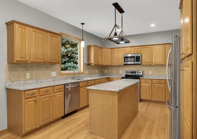 Photo 3 of Single family home for sale at 8924 Heatherton Ridge Dr, Savage, MN 55378 | MLS# 7163961 | Listing updated on 2026-10-23
