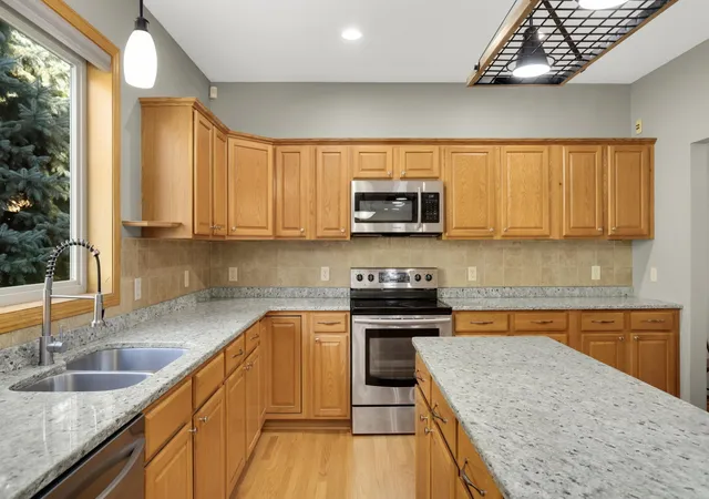 Photo 4 of Single family home for sale at 8924 Heatherton Ridge Dr, Savage, MN 55378 | MLS# 7163961 | Listing updated on 2026-10-23