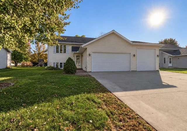 Photo 1 of Single family home for sale at 105 Torrey Pines Dr, Mankato, MN 56001 | MLS# 7164087 | Listing updated on 2026-10-23