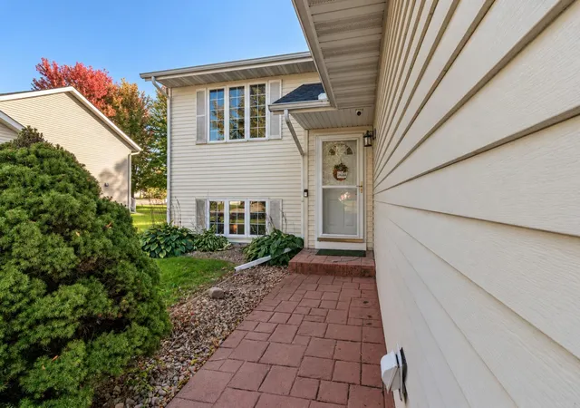 Photo 2 of Single family home for sale at 105 Torrey Pines Dr, Mankato, MN 56001 | MLS# 7164087 | Listing updated on 2026-10-23